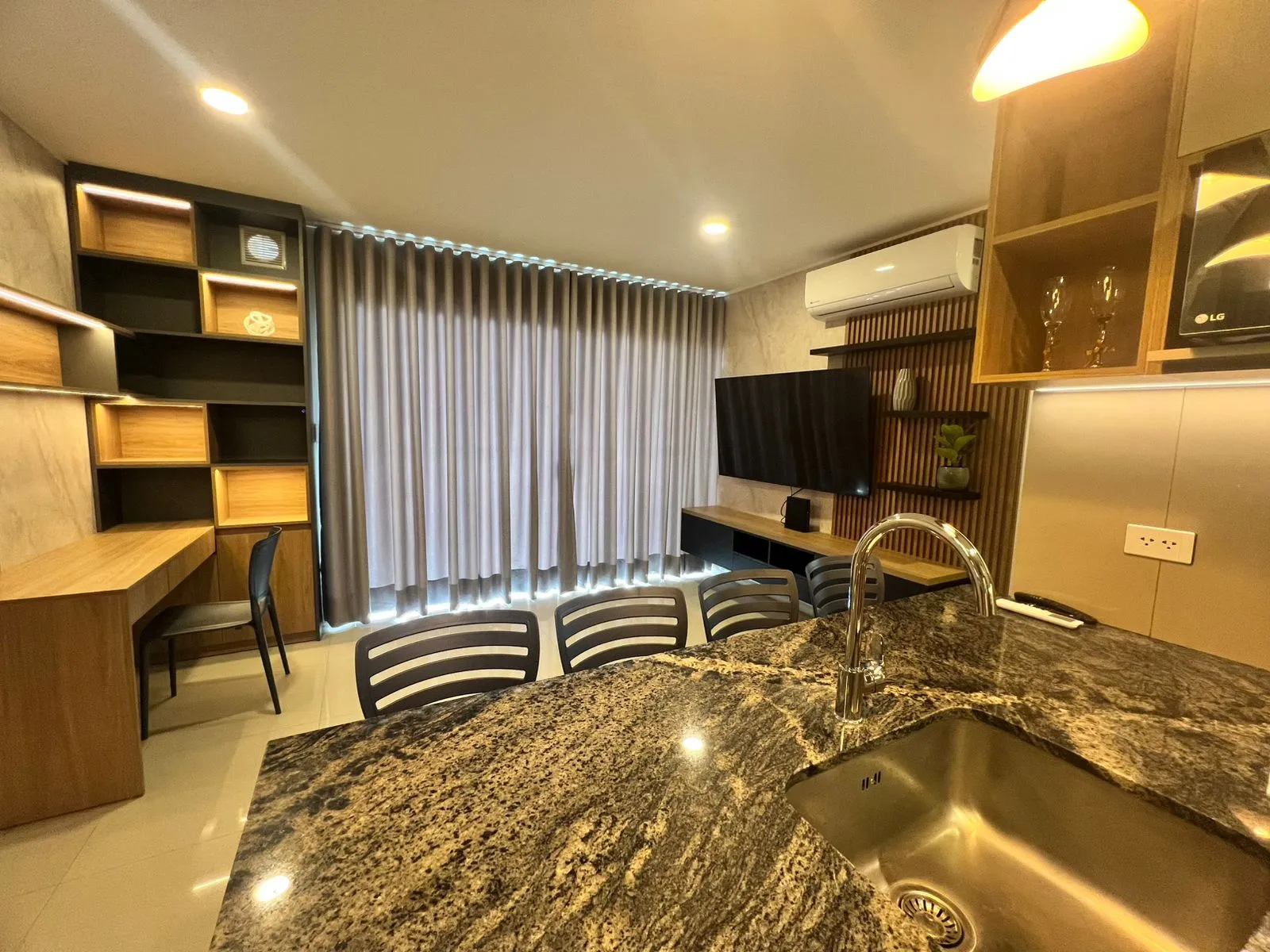 Living, comedor y cocina integrados de un departamento de RISE 1